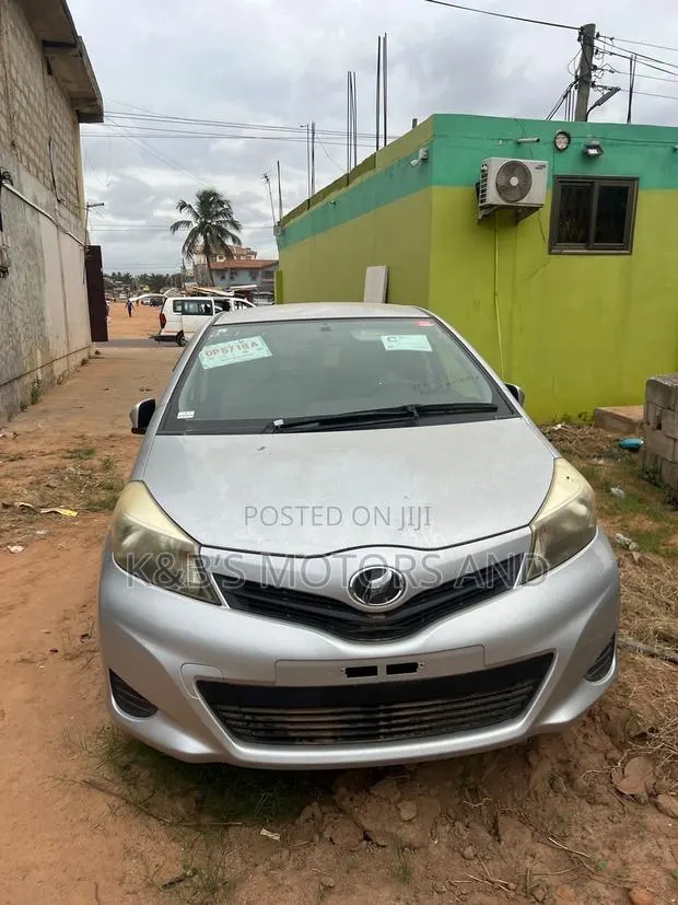 Toyota Vitz 1.3 AWD 5dr 2013 Silver · Photo 1