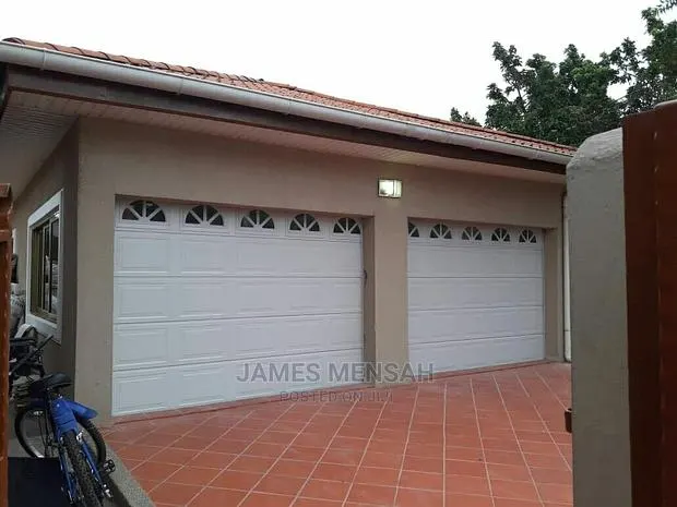Automatic Garage Door · Photo 1