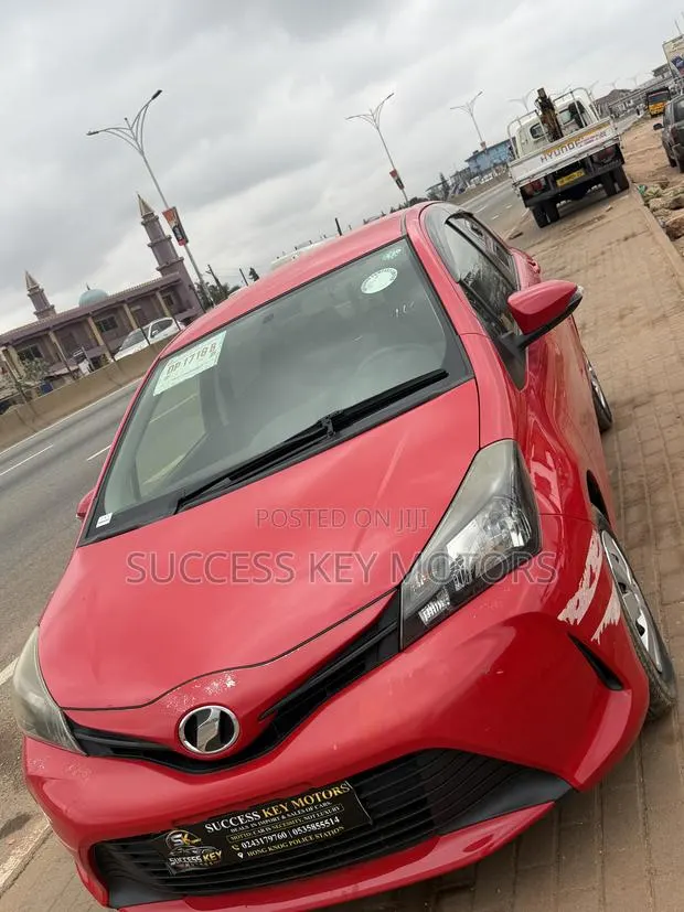 Toyota Vitz 1.5 FWD 3dr 2015 Red · Photo 1