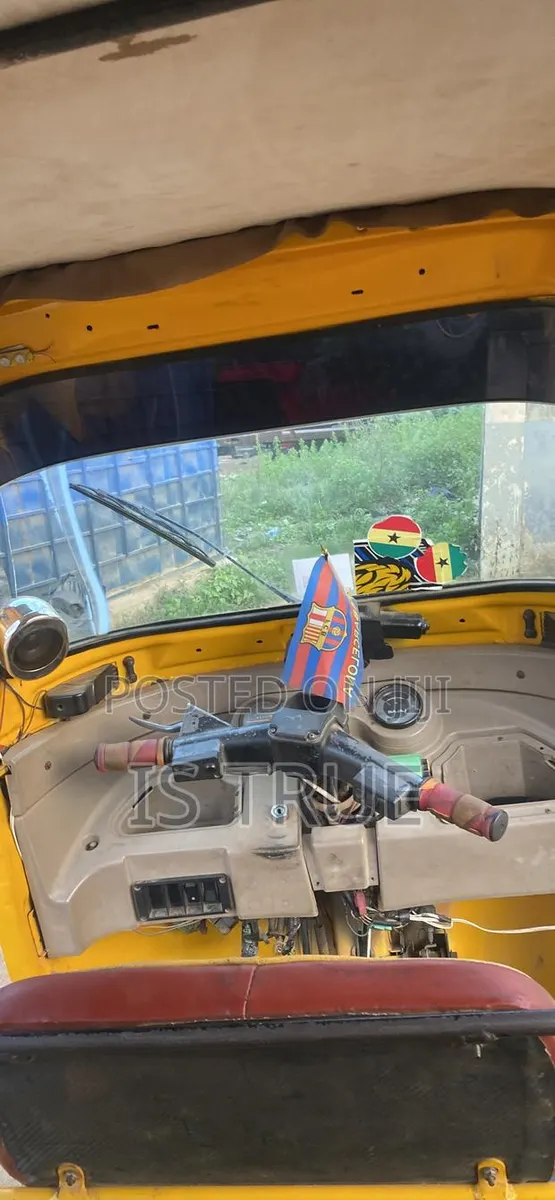 Bajaj RE 2019 Yellow · Photo 1