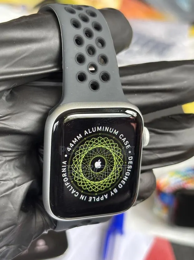 Apple Watch Series 4 44mm · Photo 1
