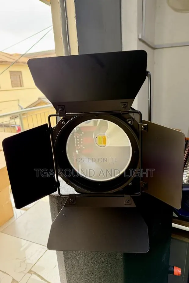Prolumen 200W COB Fresnel Stage Light · Photo 2