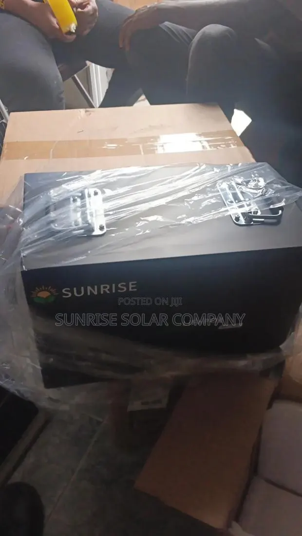 Solar Lithium Battery 12.8v 100ah With a Charger · Photo 3