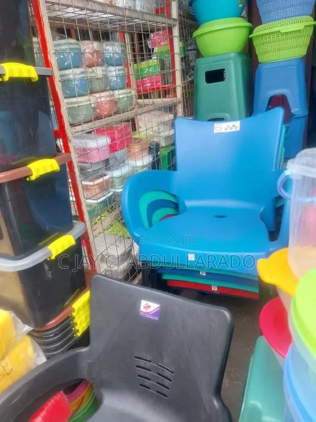 Plastic Chairs With Metal Leggings · Photo 1