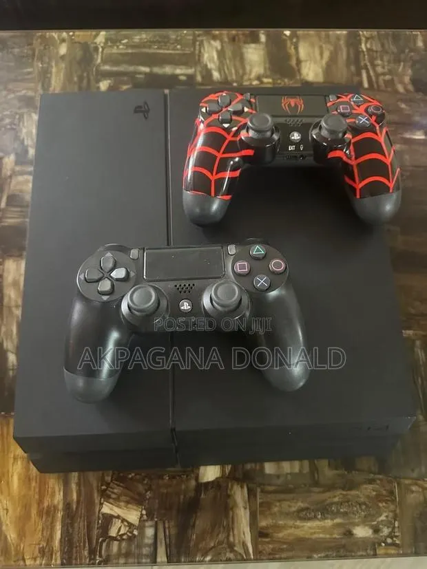 Ps4 Standard With Games and 1 Controller · Photo 1