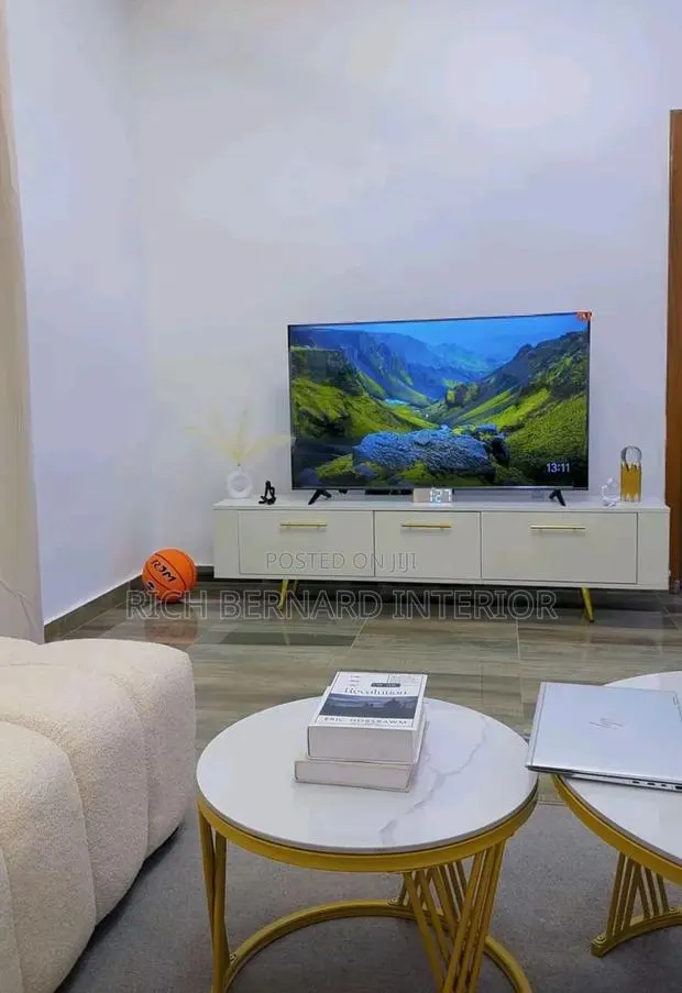 White 6feet Tv Stand · Photo 1