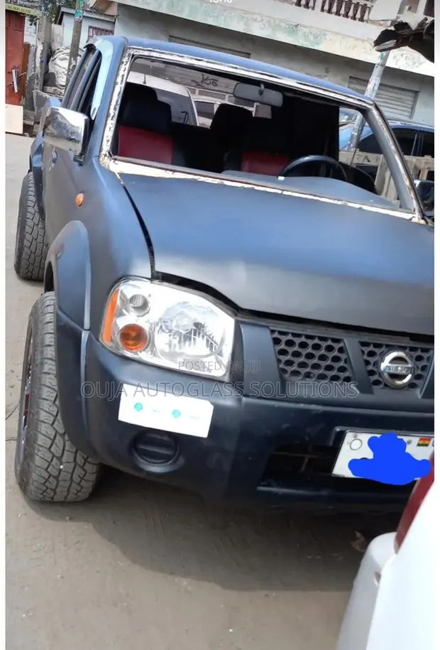 Nissan Hardbody Np300 Windscreen Available · Photo 1