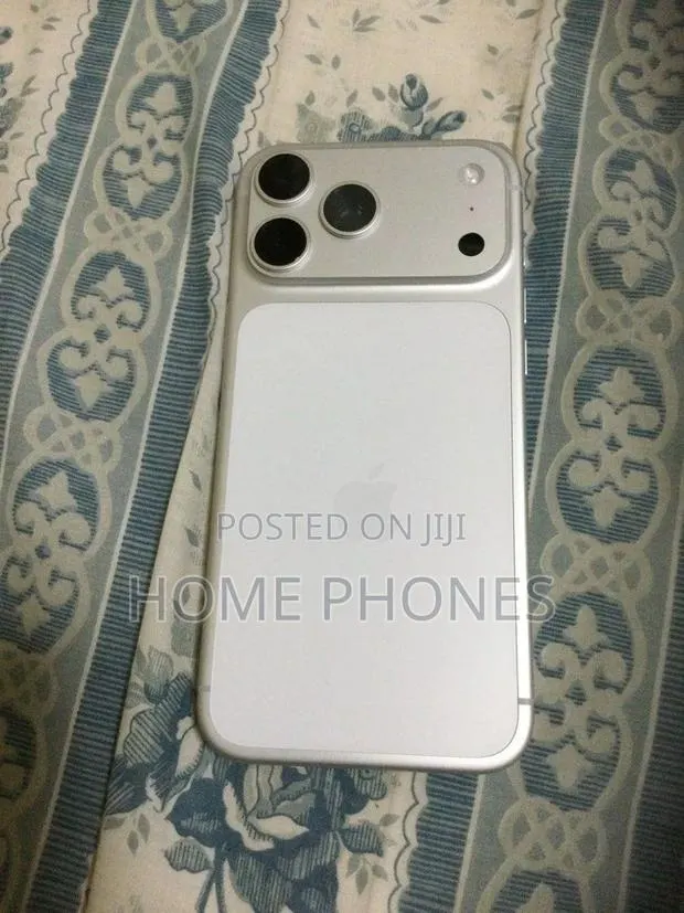 Apple iPhone 17 Pro Max 256 GB Silver · Photo 1