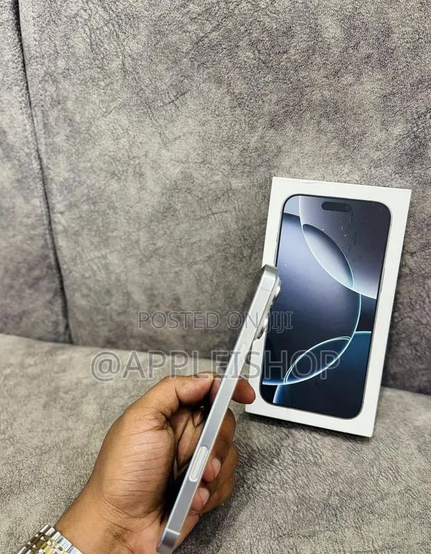 Apple iPhone 16 Pro Max 512 GB Silver · Photo 2