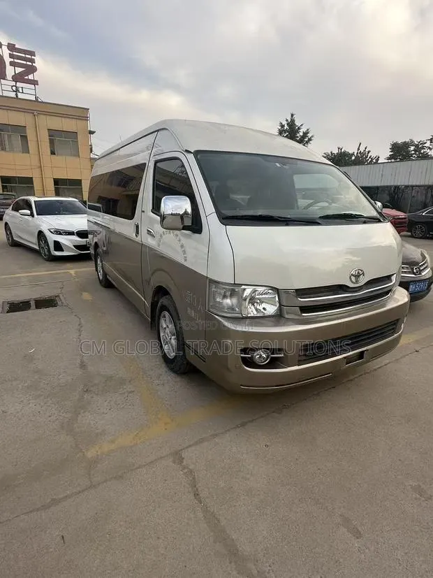 Toyota HiAce 2022 Beige · Photo 1