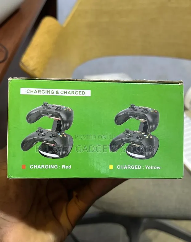 Xbox One/Series X Controller Batteries And Dual Charging Station · Photo 1