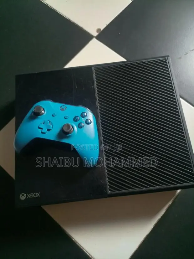 Xbox One (Fc26 and 4 Games) · Photo 1