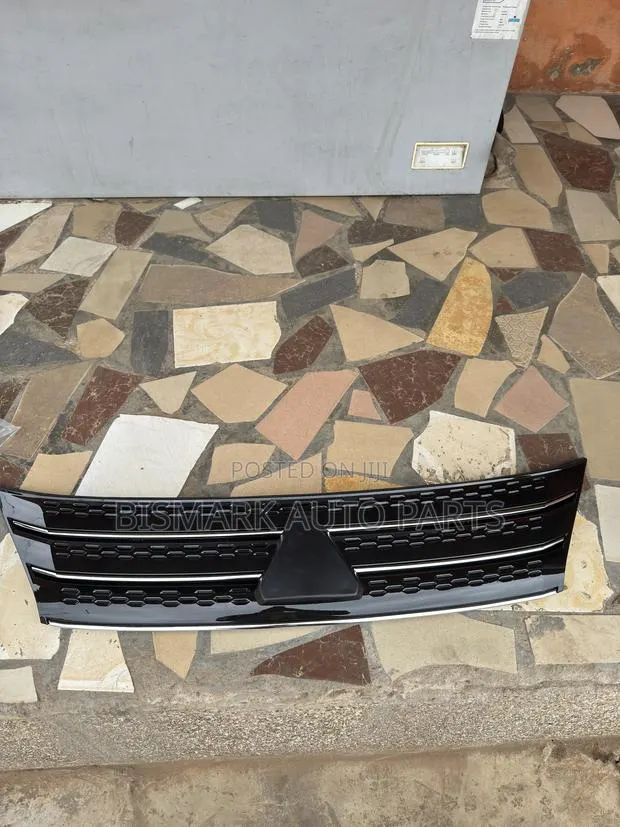 Mitsubishi Outlander 2022 2023 2024 2025 2026 Front Shells / Grill · Photo 1