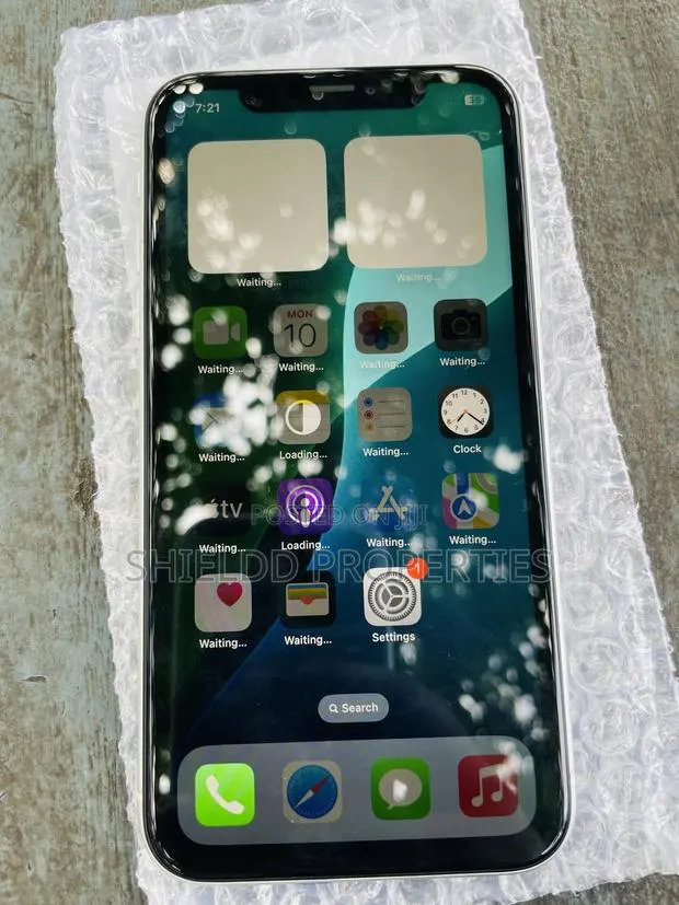 Apple iPhone XR 128 GB White · Photo 1