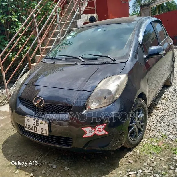 Toyota Vitz 1.0 FWD 3dr 2010 Black · Photo 1