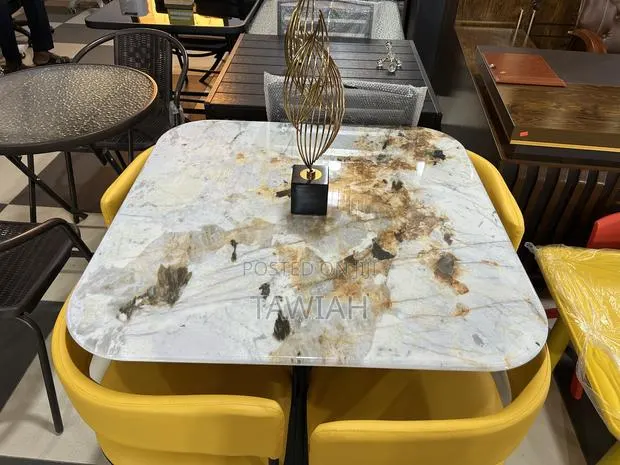 4-Seater Dining Table · Photo 1