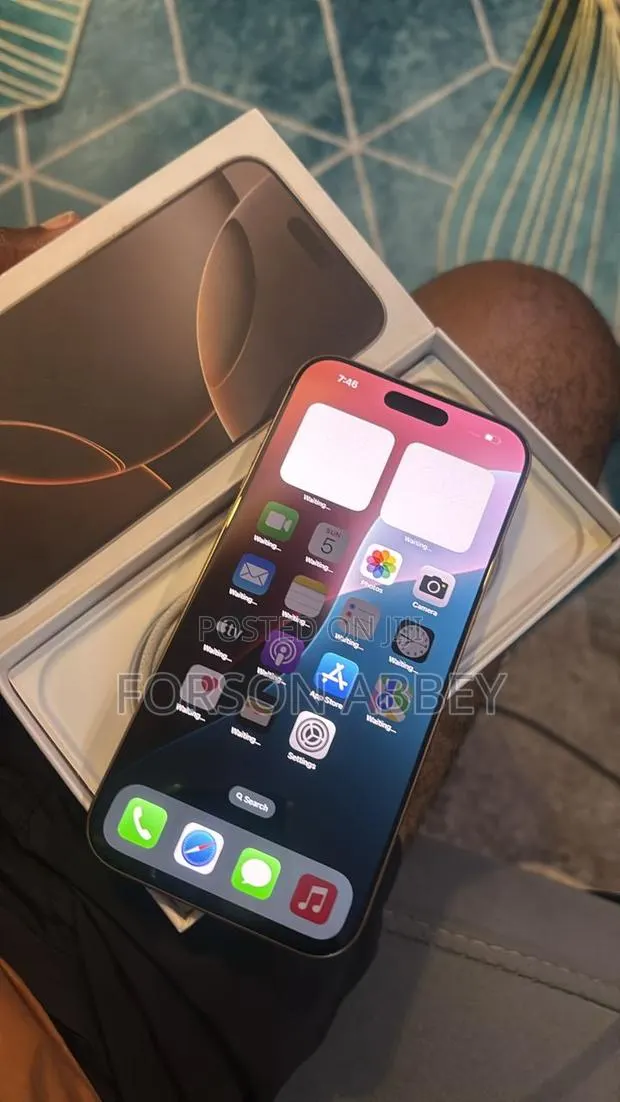 New Apple iPhone 16 Pro Max 256 GB Gold · Photo 1