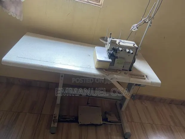 Knitting Machine – Used, Clean in Excellent Condition · Photo 1