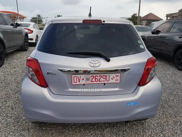 Toyota Vitz 1.3 FWD 5dr 2013 Silver · Photo 1