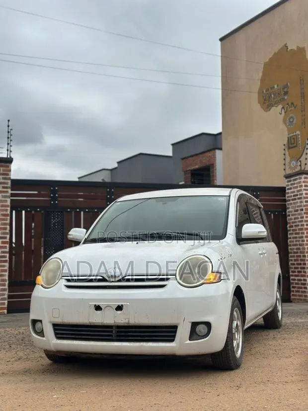 Toyota Sienta 2013 White · Photo 1