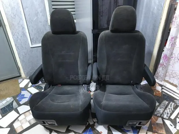 Voxy 2012 Model Middle Seat · Photo 1