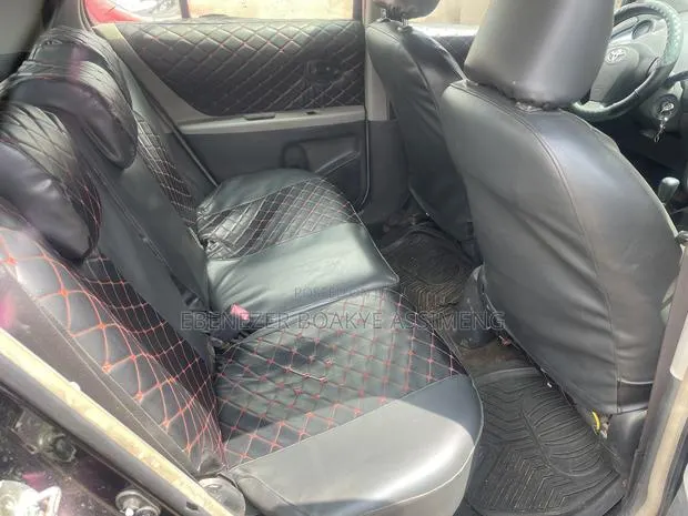 Toyota Yaris Base Hatchback 3dr 2010 Black · Photo 1
