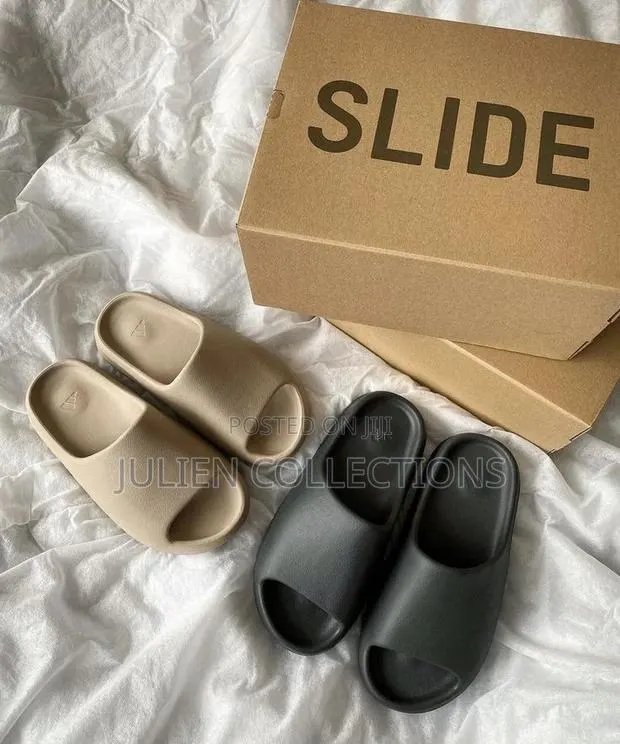 Adidas Yeezy Slides · Photo 1