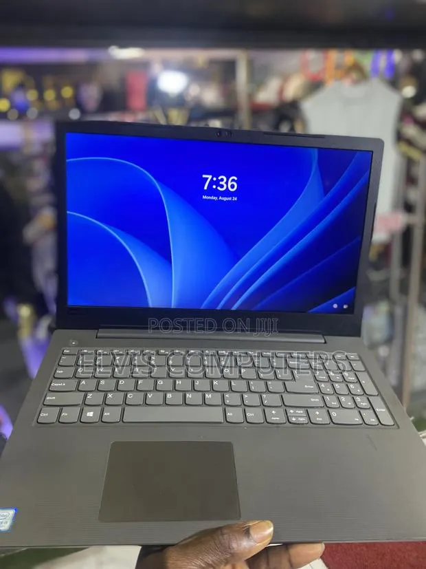 Laptop Lenovo V130-15IKB 8GB Intel Core i5 SSD 256GB · Photo 1