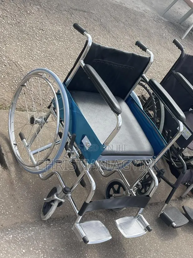 Commode Wheelchair / Foldable · Photo 1
