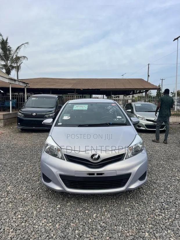 Toyota Vitz 1.3 AWD 3dr 2014 Silver · Photo 1