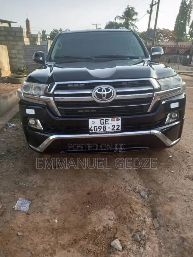 V8 for Rent - 7 Seater for Rent in Accra, Ghana · Photo 1