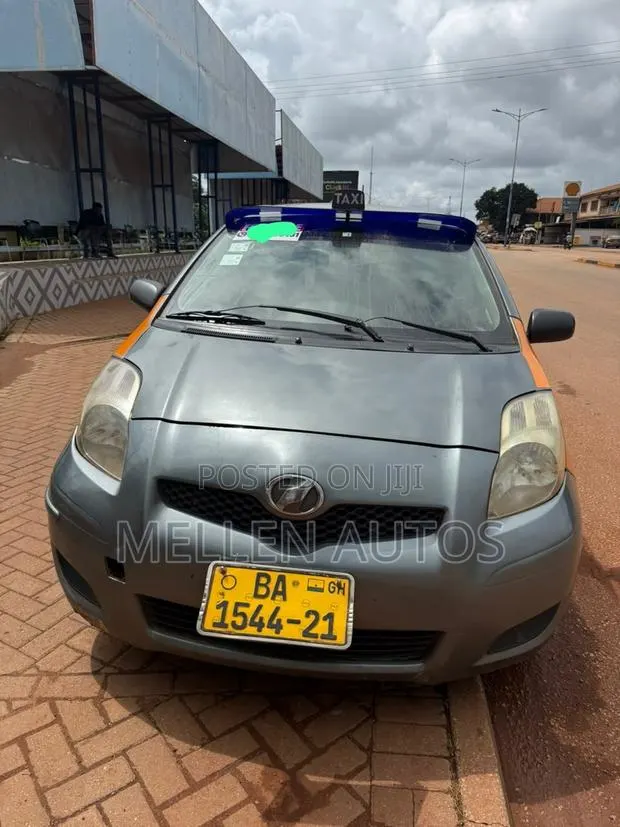 Toyota Vitz 1.0 FWD 5dr 2010 Gray · Photo 1
