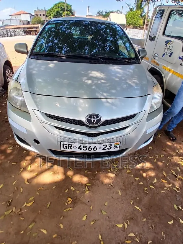 Toyota Belta 2006 Silver · Photo 1