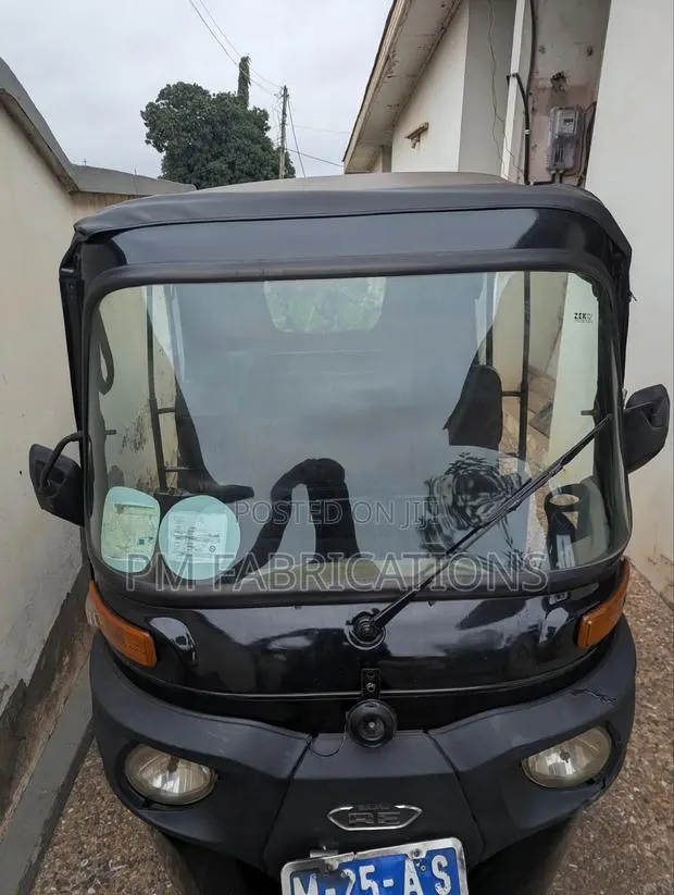 Bajaj RE 2025 Black · Photo 1