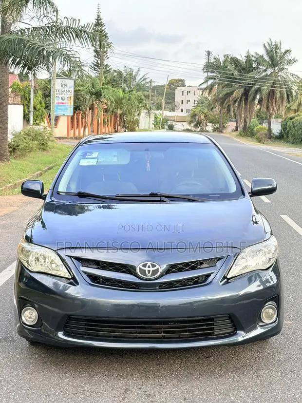 Toyota Corolla LE 4dr Sedan (1.8L 4cyl 4A) 2012 Gray · Photo 1