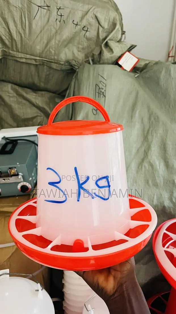3kg Chicken Feeder · Photo 1