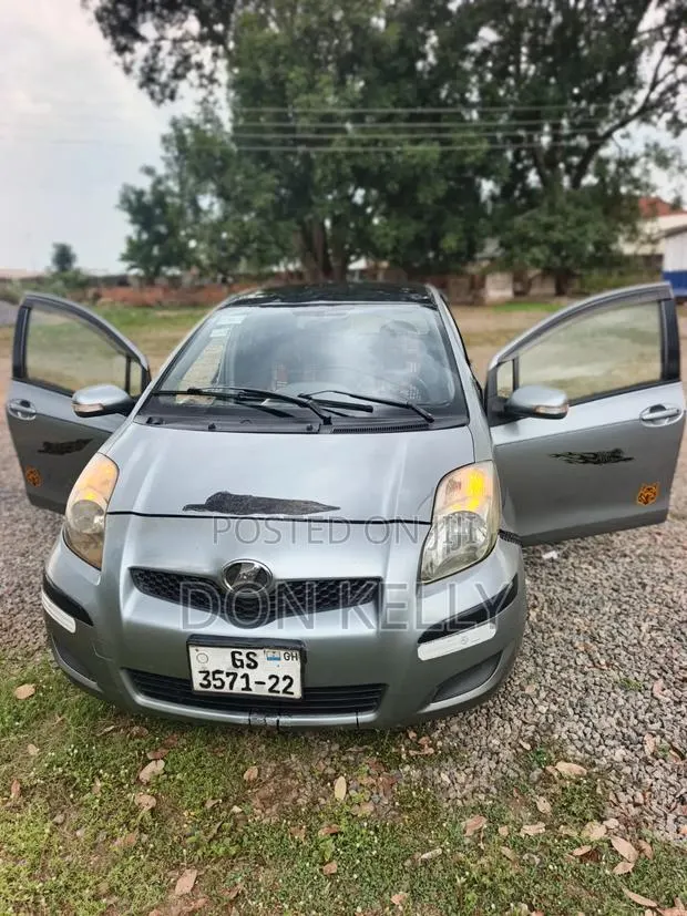 Toyota Vitz 2010 Gray · Photo 1