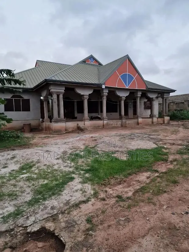 6bdrm House in Owhim Amanfrom, Kumasi Metropolitan for sale · Photo 1
