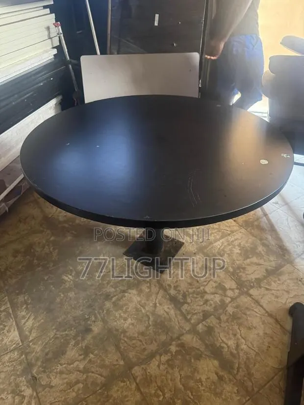 Round Tables · Photo 1