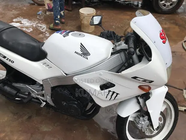 Honda CB 1999 White · Photo 1