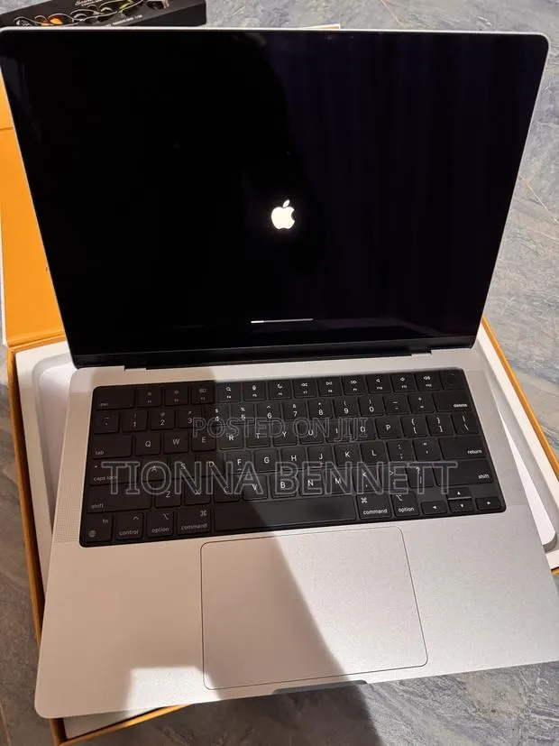 Laptop Apple MacBook Pro 2023 M3 Pro 18GB Apple M3 Pro SSD 512GB · Photo 1
