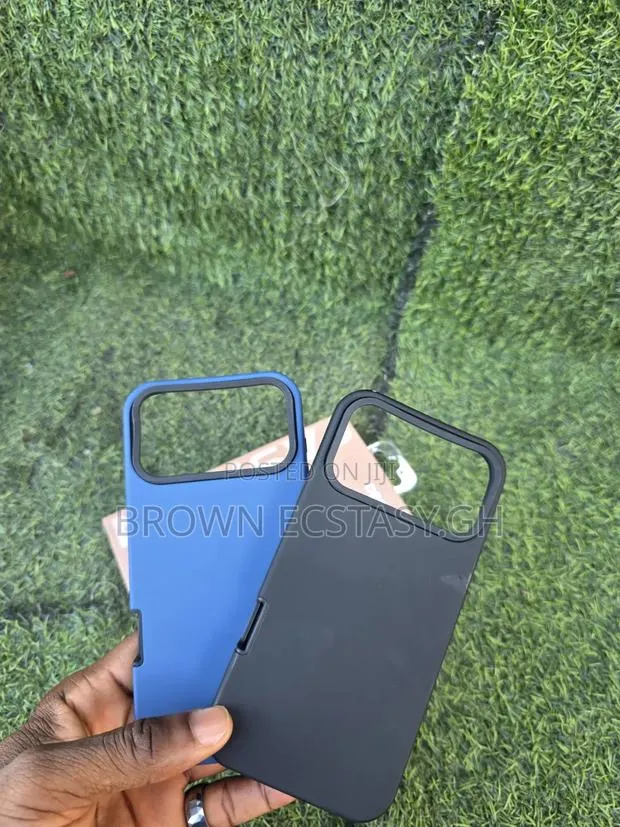 iPhone 17 Pro Max/18 Pro Max Smooth Triangle Case · Photo 1