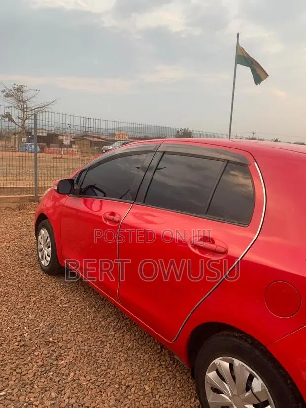 Toyota Vitz 2010 Red · Photo 1