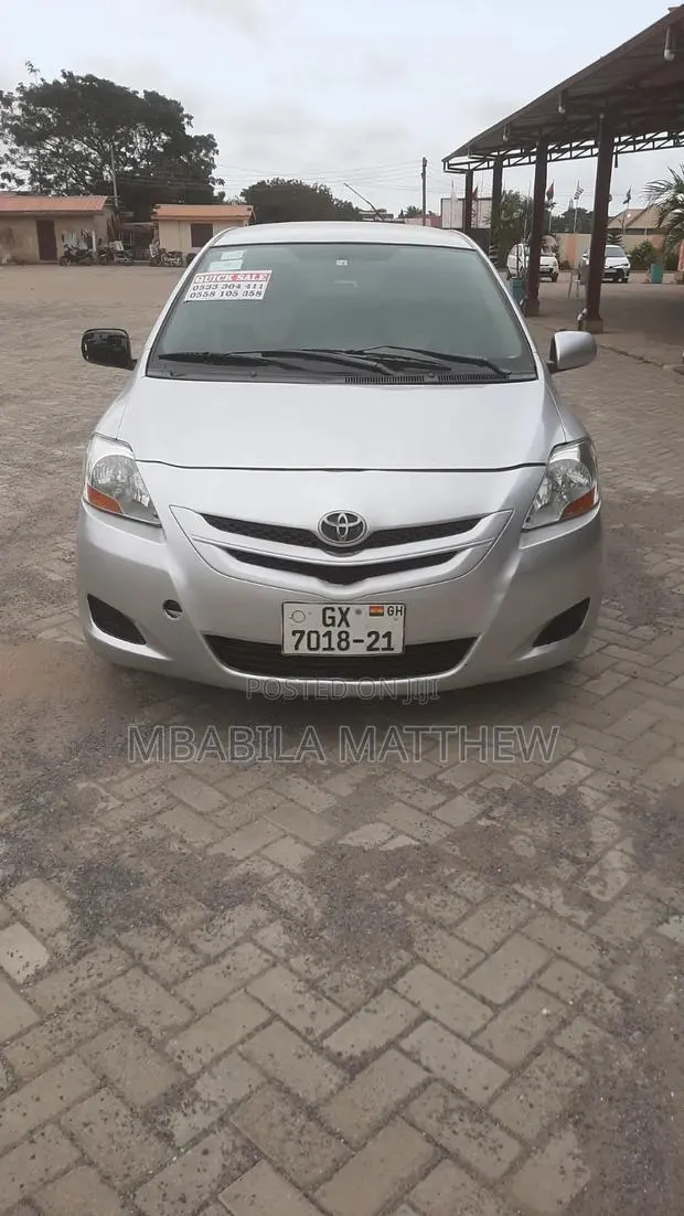 Toyota Belta 2010 Silver · Photo 1