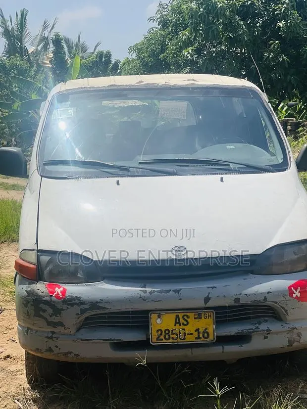 Toyota HiAce 2003 White · Photo 1