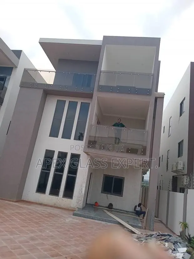 Balcony Glass Bolted System Balustrade. · Photo 1