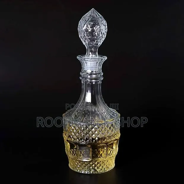 Luxurious Whiskey Decanter With Diamond Pattern · Photo 1