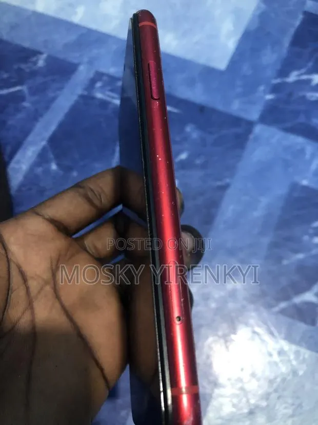Apple iPhone 11 64 GB Red · Photo 1