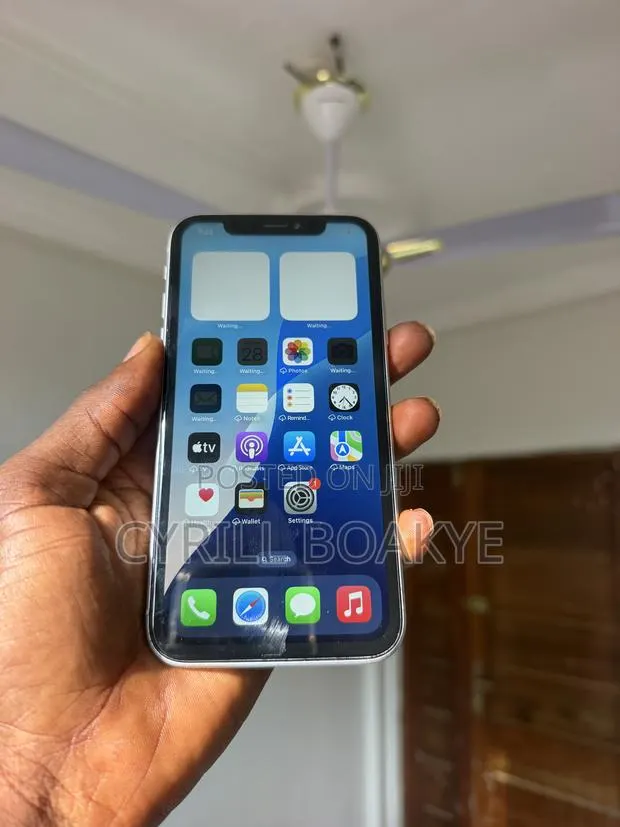 Apple iPhone XR 64 GB White · Photo 4