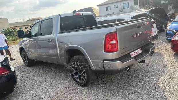 RAM 1500 Laramie Crew Cab 4WD 6.3 ft SB 2024 Silver · Photo 1
